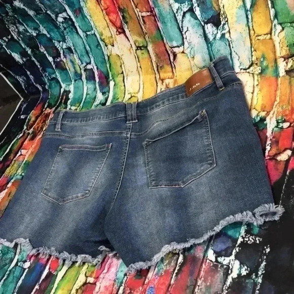 Dollhouse plus size 20 jean‎ shorts style DYLAN distressed cut - Picture 5 of 10